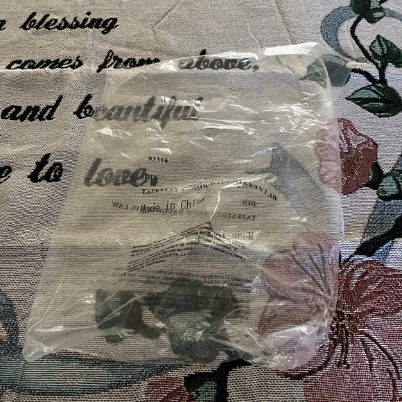 NWOT Daughter In Law Tapestry Throw Blanket 63"x54" - Picture 4 of 12